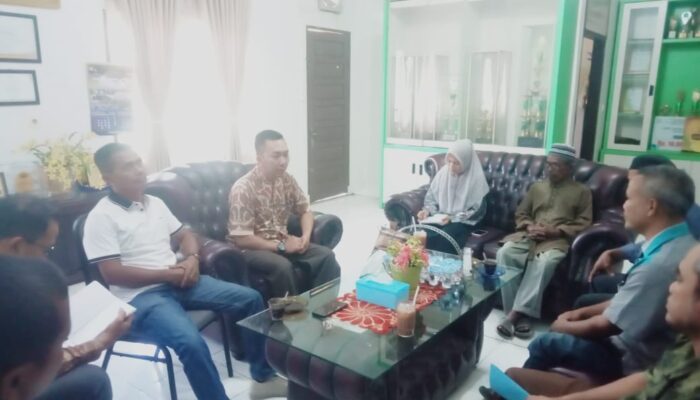 Camat Kecamatan Karang Baru Minta Datok Penghulu Rantau Panjang Selesaikan Permasalahan di Desa