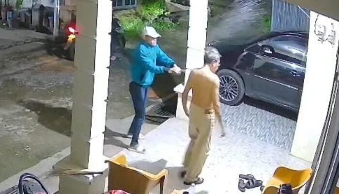 Diduga Dendam, Lansia di Palembang Terekam CCTV Disiram Air Keras