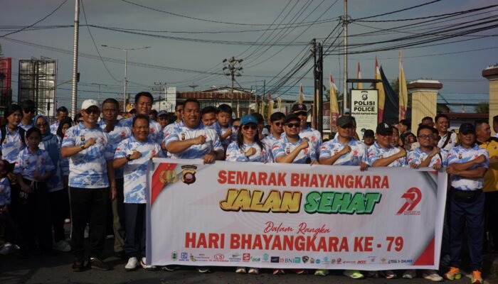 Polres Kapuas Hulu Gelar Jalan Sehat Meriahkan Hari Bhayangkara ke-79