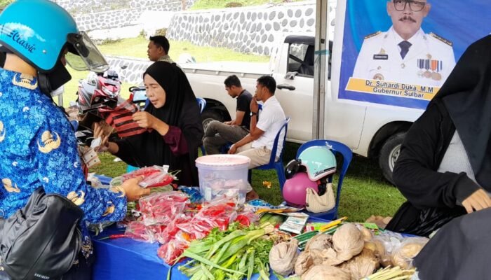 Rayakan HUT Mamuju ke-484, Pemprov Sulbar Gelar Pasar Murah yang Langsung Diserbu Warga
