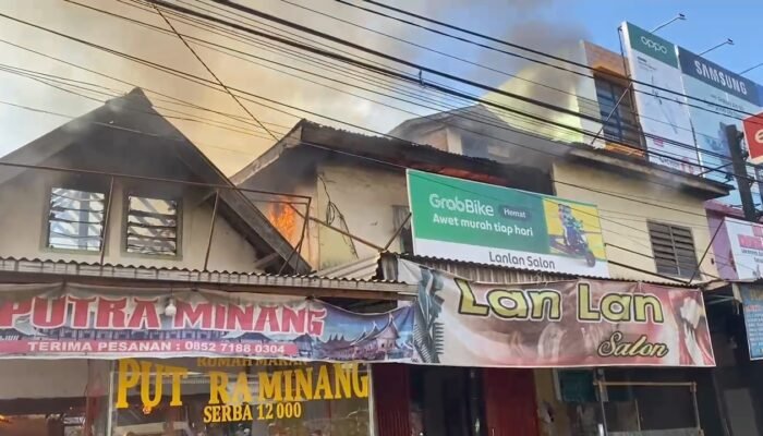 Kompor Meledak, Api Ratakan Rumah Makan dan Ruko