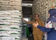 Cek Ketersediaan Cadangan Pangan di Gudang Bulog, Kadistan Kapuas Hulu Pastikan Mencukupi