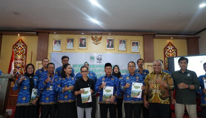 Ajak Cintai Alam, Kapuas Hulu Perkenalkan Buku Pendidikan Lingkungan Hidup