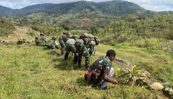 Bangun Kebersamaan, Satgas Yonif 644 Walet Sakti Ajak Masyarakat Kerja Bakti