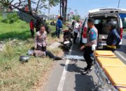 Kapolsek Taman Sigap Tangani Korban Laka Lantas di Jalan Raya Trosobo