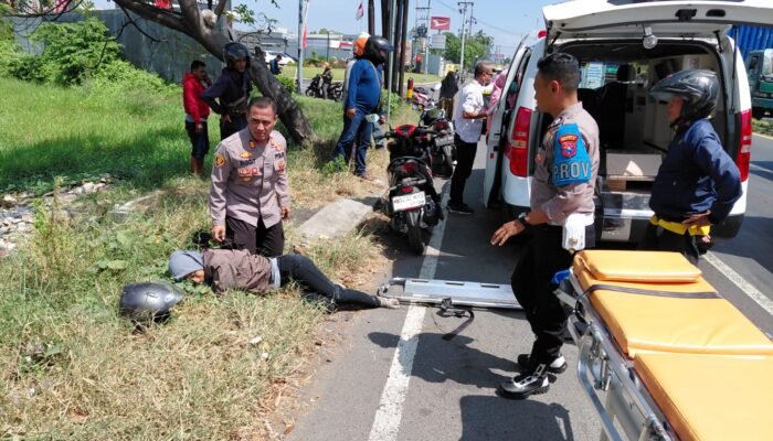 Kapolsek Taman Sigap Tangani Korban Laka Lantas di Jalan Raya Trosobo
