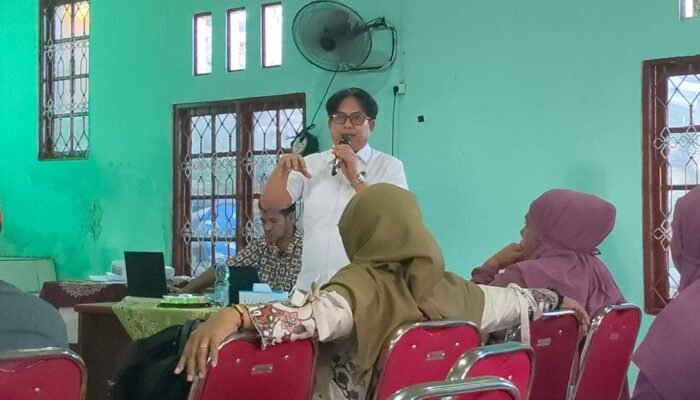 Wakil Ketua II DPRK Fakfak Beri Materi BUMKAM dan Koperasi Merah Putih di Kampung Sekban