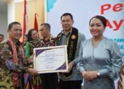 Bupati Kapuas Hulu Raih Piagam Pengukuhan Sebagai Ayah GenRe Kapuas Hulu