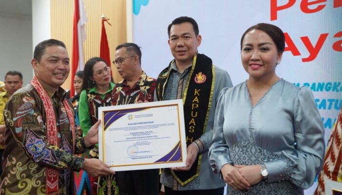Bupati Kapuas Hulu Raih Piagam Pengukuhan Sebagai Ayah GenRe Kapuas Hulu