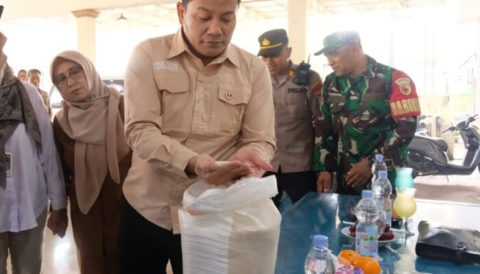 Bupati Subandi Monitoring Bantuan Pangan kepada Ratusan PBP