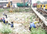 Pemkab Sidoarjo Terjunkan Alat Berat dan Truk untuk Normalisasi Sungai Kanal Porong