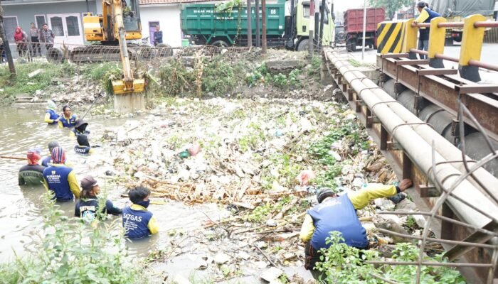 Pemkab Sidoarjo Terjunkan Alat Berat dan Truk untuk Normalisasi Sungai Kanal Porong