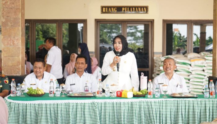 Bupati Subandi dan Wabup Mimik Idayana Monitoring Penyaluran Bantuan Pangan di Lima Desa