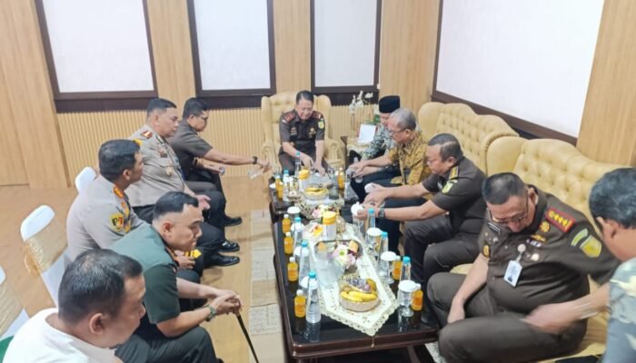 Kalapas Sidoarjo Hadiri Kunjungan Kajati Jatim dan Penyerahan Surat Ketetapan RJ di Kejari Sidoarjo