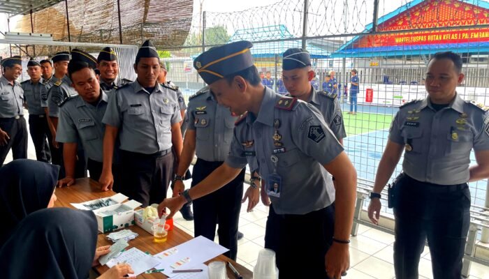 Pegawai dan WBP Rutan Kelas I Palembang Dites Urine Dadakan