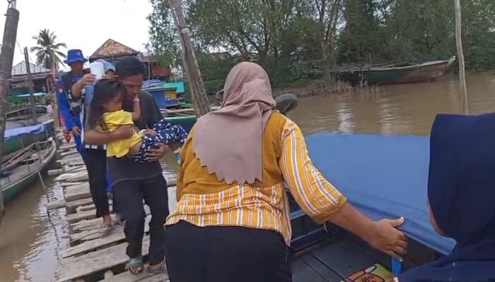Demam Tinggi, Gadis Cilik Desa Upang Dilarikan ke Rumah Sakit