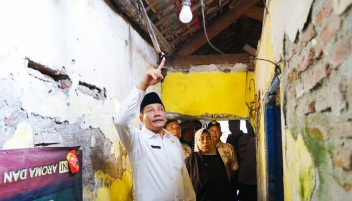 Bupati Sidoarjo Subandi Sidak RTLH di Bluru Kidul dan Magersari, Langsung Direnovasi