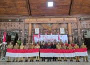 Bupati Tulungagung Bagikan Ribuan Bendera Merah Putih Sambut HUT ke-80 Kemerdekaan RI di Pendopo