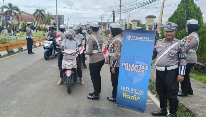 Semangat Kemerdekaan, Polantas Polres Kapuas Hulu Bagikan Bendera Merah Putih