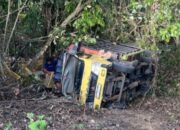 Hindari Motor, Truk Pengangkut Telur Ayam Terjun Kejurang