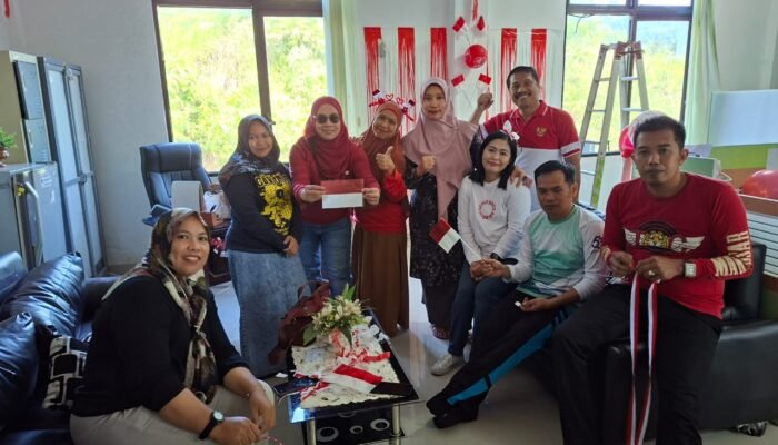 Sambut 17 Agustus 2025, Dinas Kesehatan Sulbar Sulap Kantor dengan Nuansa Merah Putih
