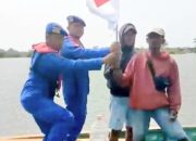 Satuan Polairud Polresta Sidoarjo Gelar Patroli Keamanan dan Bagikan Bendera Merah Putih di Dermaga Tlocor