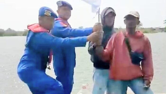 Satuan Polairud Polresta Sidoarjo Gelar Patroli Keamanan dan Bagikan Bendera Merah Putih di Dermaga Tlocor