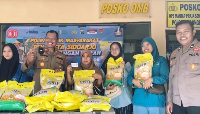Polsek Balongbendo Gelar Bazar Beras Murah, Warga Antusias Serbu Lokasi