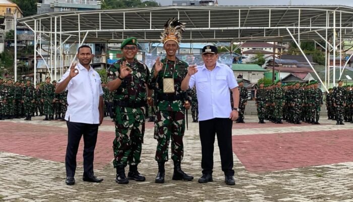 Danrem 182/JO Bersama Bupati Fakfak Sambut Kedatangan Yonif TP 808/Mbaham Matta