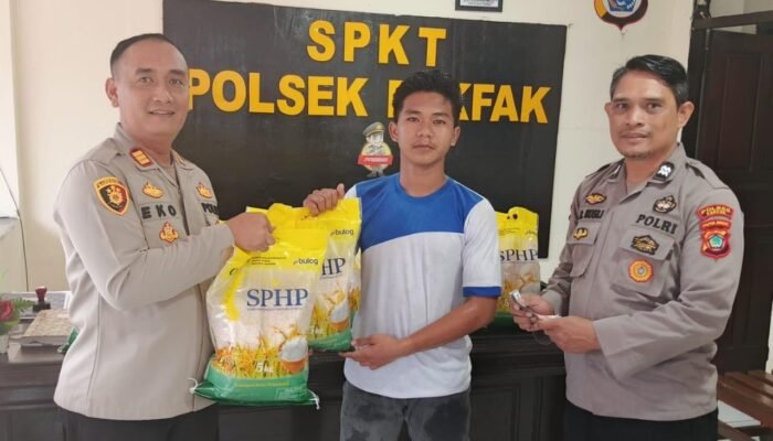 Kapolsek Fakfak Gelar Gerakan Pangan Murah Beras SPHP Untuk Warga