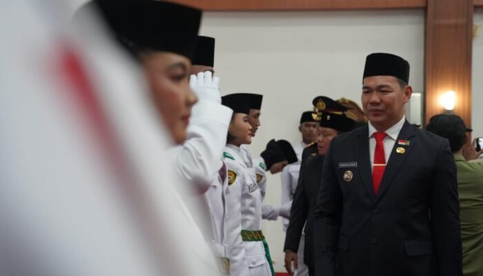Bupati Kapuas Hulu Kukuhkan 27 Paskibraka Tahun 2025