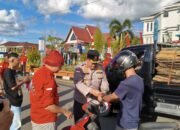 Kapolres Kapuas Hulu dan TBBR Bagikan Bendera Merah Putih Jelang HUT RI ke-80