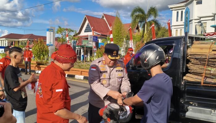 Kapolres Kapuas Hulu dan TBBR Bagikan Bendera Merah Putih Jelang HUT RI ke-80