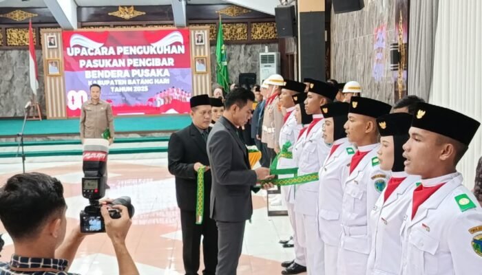Bupati Fadhil Arief Kukuhkan 35 Putra-Putri Terbaik Batang Hari sebagai Paskibraka 2025