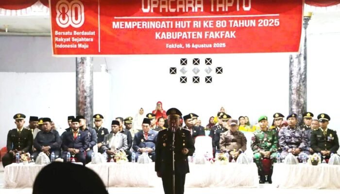 Kapolres Fakfak Pimpin Upacara Taptu dan Pawai Obor Peringati HUT Ke-80 RI