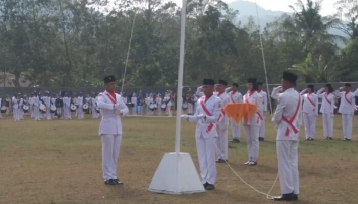 Didominasi Pelajar SMAN 1 Sungayang, Upacara HUT RI ke 80 Kecamatan Berjalan Khidmat