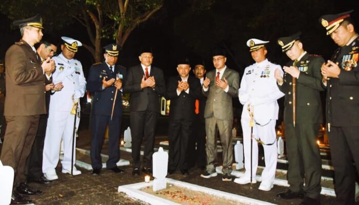 Peringati HUT ke-80 RI, Bupati Sidoarjo Subandi Beri Penghargaan dan Renungan Suci di TMP Kusuma Bangsa