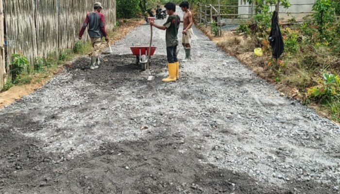 Dalam Pengawasan Dinas PU, Proyek Jalan Amwat Kembali Ampar Batu