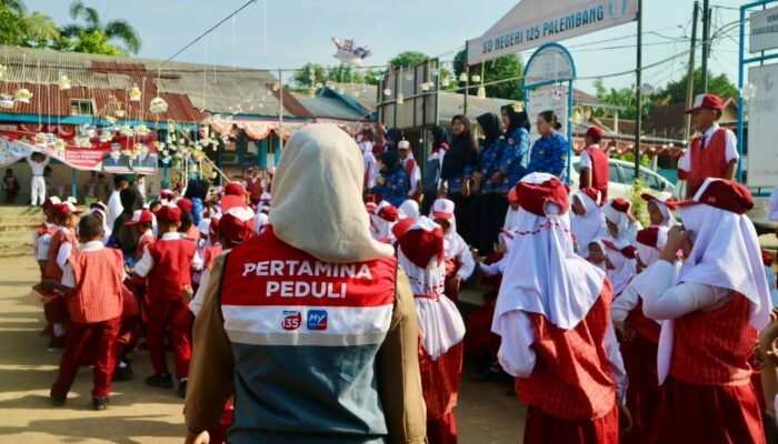 Merdekakan Akses Pendidikan, Pertamina Bagikan Peralatan Belajar Anak Sekolah di Palembang