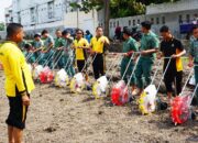 Dukung Han Pangan, Polresta Sidoarjo Bersama Santri Bumi Sholawat Tanam Jagung