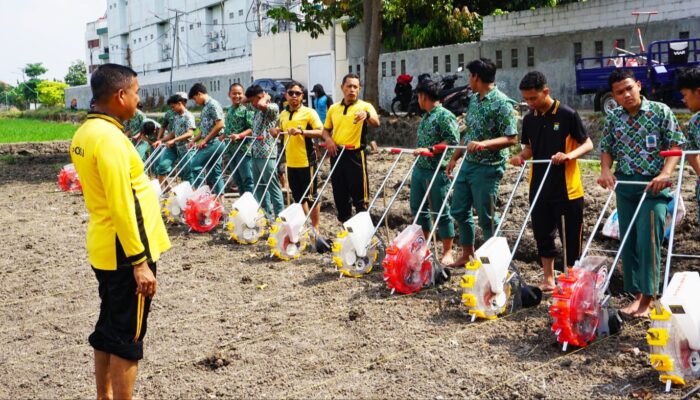 Dukung Han Pangan, Polresta Sidoarjo Bersama Santri Bumi Sholawat Tanam Jagung