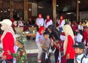 Kejutan di Pawai Budaya SD, Ketua TP PKK Tulungagung Turun Podium dan Sapa Siswa