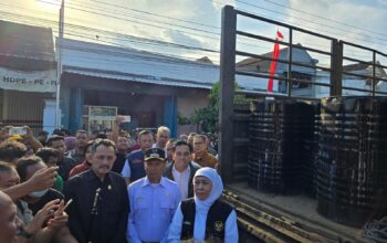 Serahkan 300 Drum Aspal untuk Kabupaten Tulungagung, Gubernur Khofifah: Dorong Percepatan Perbaikan Jalan