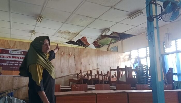 Lima Atap dan Plafon Ruangan SD N 31 Palembang Ambrol