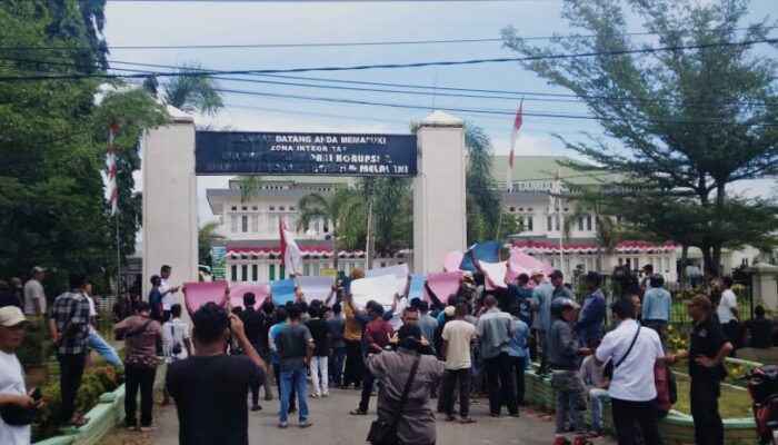 Warga Unras ke Tiga “Gedung Megah” di Aceh Tamiang, Tuntut Direksi PT Desa Jaya di Tindak Tegas