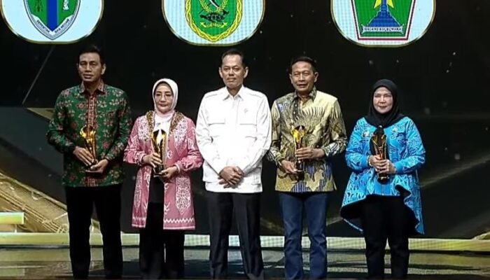 Bupati Fadhil Arief Raih Penghargaan Pemimpin Daerah Awards 2025