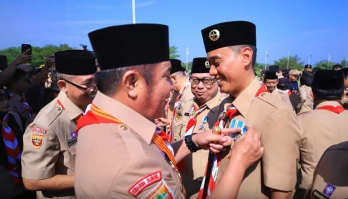 Pengabdian 15 Tahun Bakti Pramuka, Bupati OKI Terima Lencana Panca Warsa III