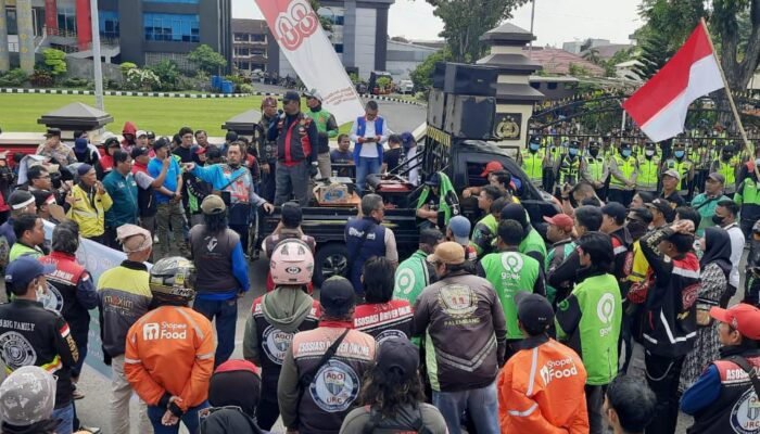 Ratusan Ojol Gelar Aksi Duka di Mapolda Sumsel