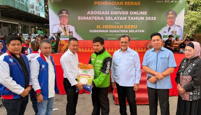 Bank Sumsel Babel Bersama Pemprov Sumsel Bagikan Beras untuk Driver Online