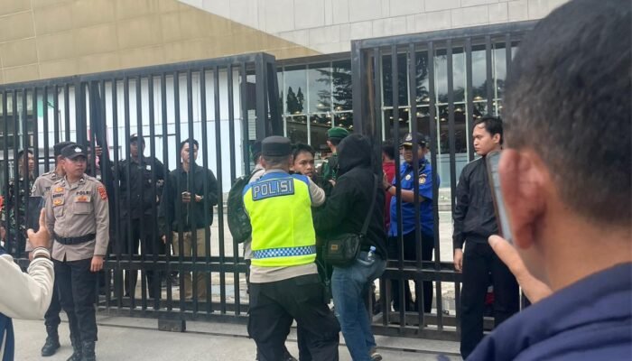 Demo Mahasiswa di DPRD Sumsel Diwarnai Penyusup Bersenjata Tajam, Langsung Diamankan Petugas